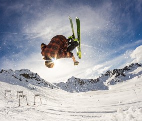 开云官方app入口-阿尔卡拉斯鏖战年终总决赛，青春风暴引领新王登基